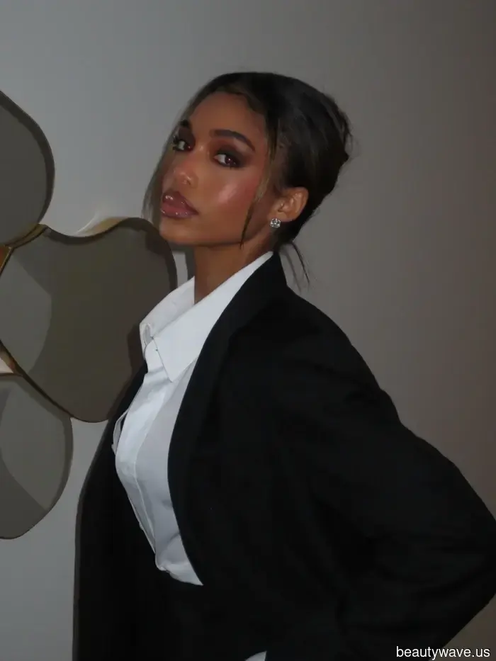 From Denim-Blue Eyes to Deep Matte Lips: The Most Sophisticated Makeup Trends to Embrace This Autumn