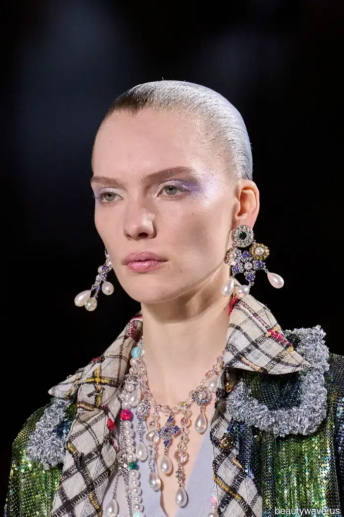 Radiant Skin! Gleam! Alluring Eyes! The Hottest Makeup Trends of Summer Are Heating Up