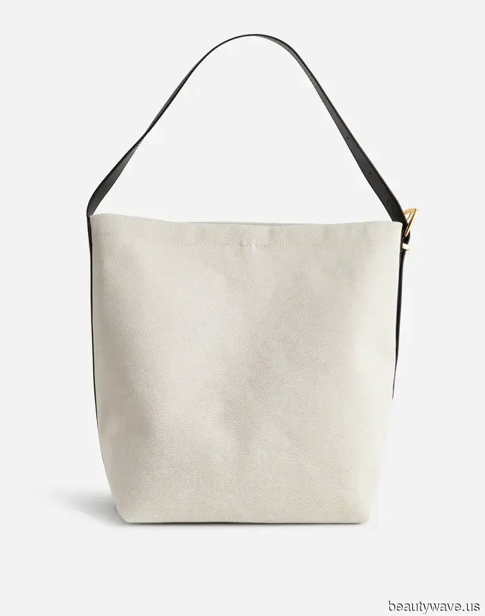 PSA: Le persone di moda a NYC e in Italia stanno indossando questa tendenza "datata" delle scarpe basse con gonne e vestiti in denim.