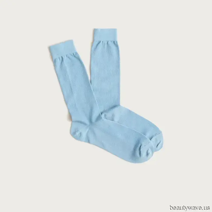 Wenn Sie möchten, dass Ihre grundlegenden Outfits in diesem Frühling cool aussehen, tragen Sie diesen Socken-Trend dazu.