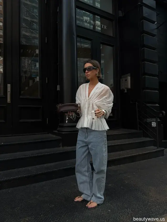 A New York, ogni donna alla moda sta indossando questa tendenza delle scarpe basse con i jeans in questo momento.