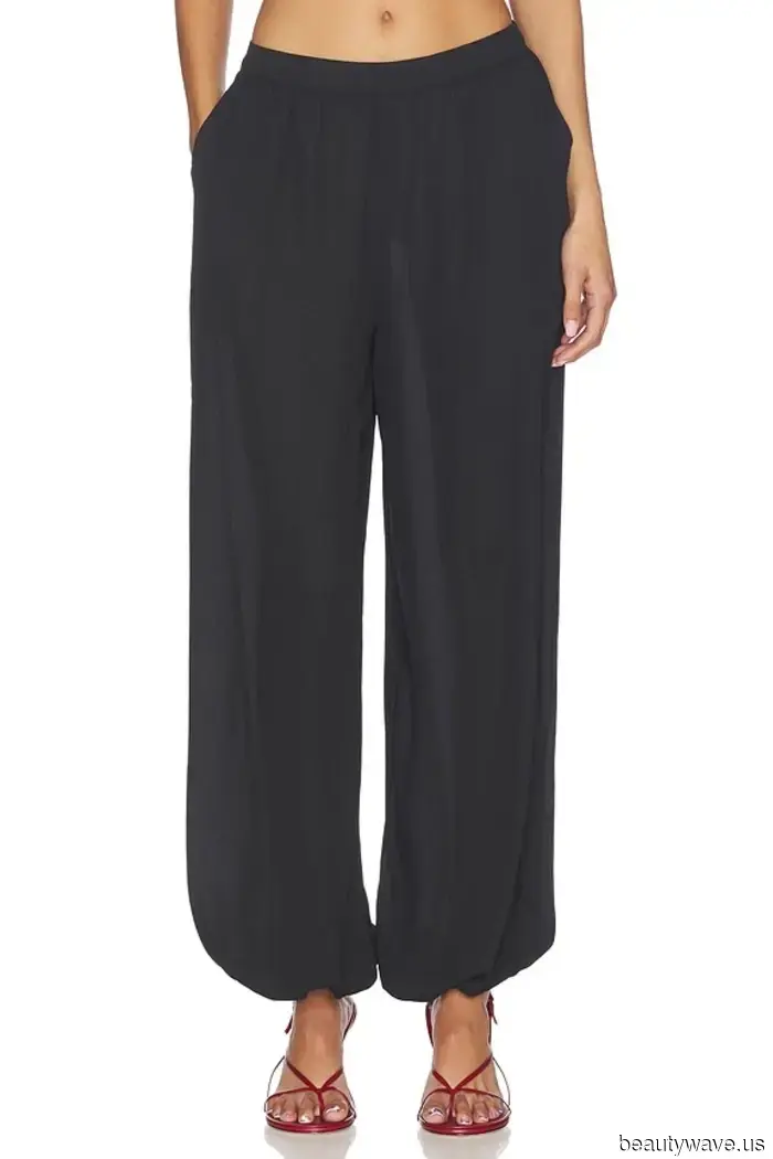 If you want to appear more like a New Yorker while wearing Birkenstocks, opt for this particular style paired with this pant trend.