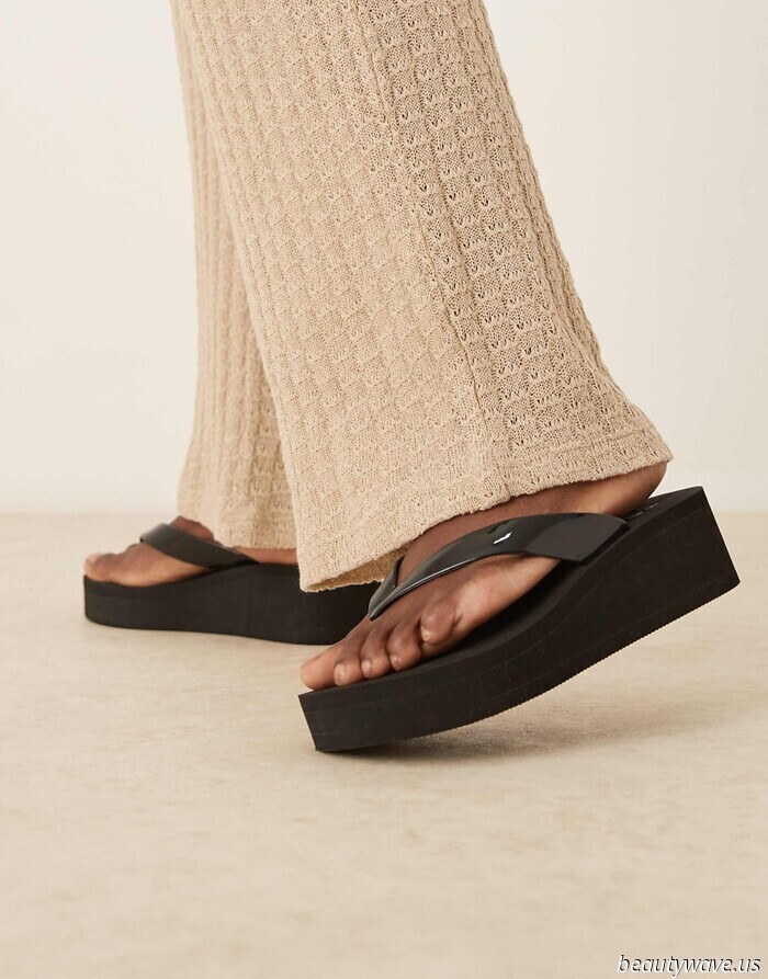Out of nowhere, the "ugly" sandal trend that Jennifer Aniston frequently sported in the '90s has made a comeback.