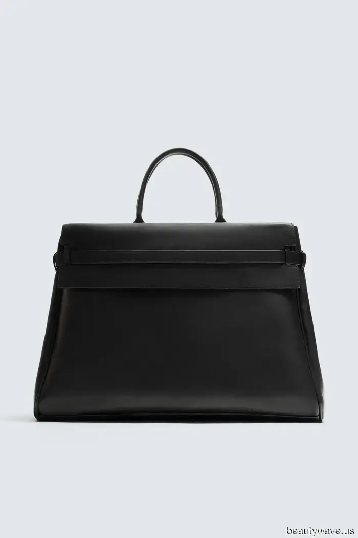 Downtown New York It Girls have made their choice clear: they're constantly sporting Carolyn Bessette Kennedy's preferred bag trend.