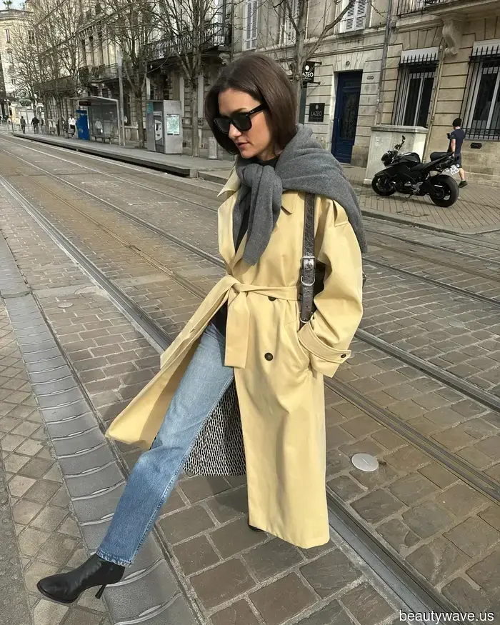 Indeed, blue skinny jeans are making a comeback—here are 7 outfits that give them a modern touch in 2025.