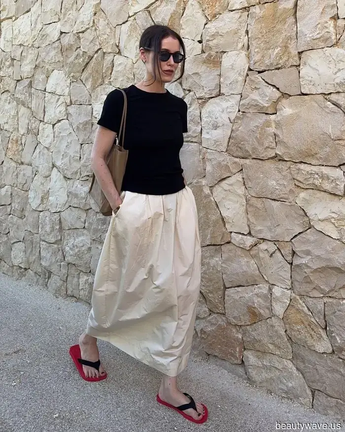 Black flip-flops are always stylish, but these 7 outfits demonstrate that this color is much more fashionable.