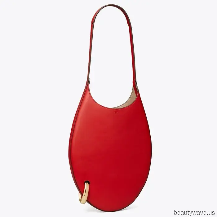 Tory Burch hat gerade eine Taschenversion ihrer viralen durchstochenen Mules veröffentlicht, und wir sind besessen davon.