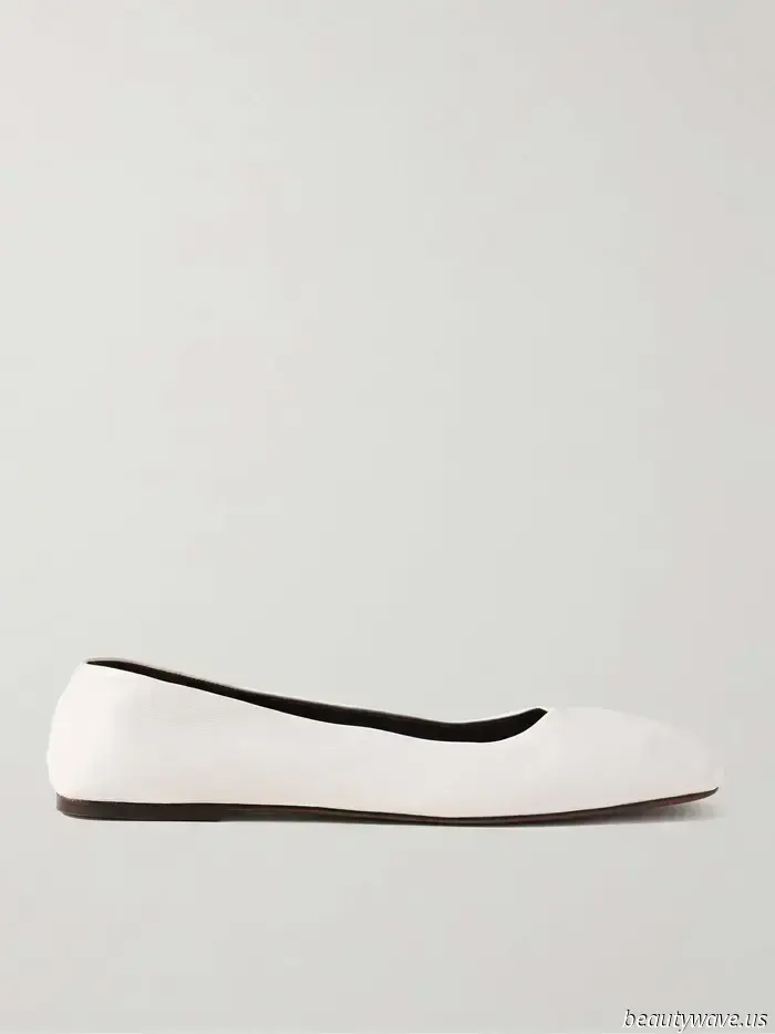 Alexa Chung Has Swapped Sandals for These Stylish Flats While on Vacation
