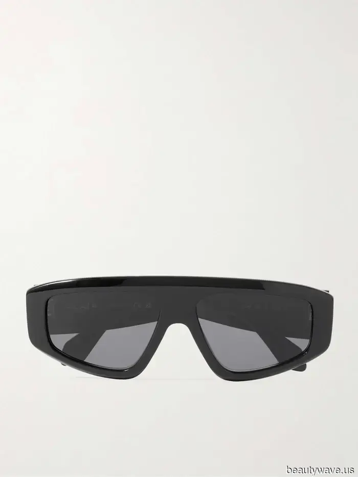 Everyone in the fashion world is in consensus: this winter boot style is versatile enough to be paired with jeans, skirts, and leggings.