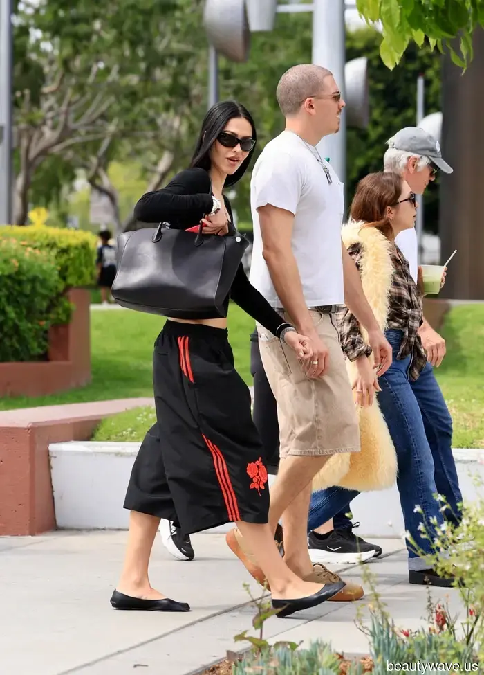 Stylish girls are moving away from Capri leggings for this trending alternative this spring.