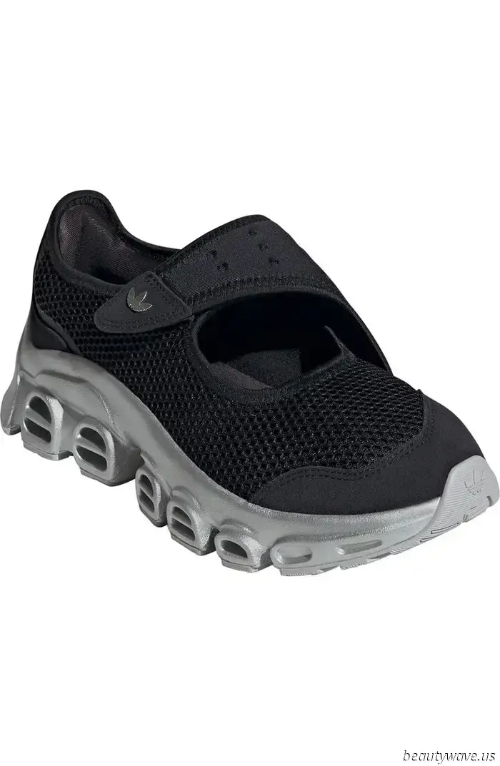 Even those who dislike sneakers will go crazy for the lovely trend that Jennifer Lawrence just showcased.