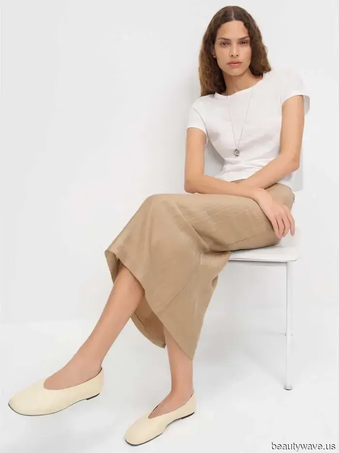 Apologies, but French women are opting for this "outdated" summer pairing of jeans and flip-flops instead.