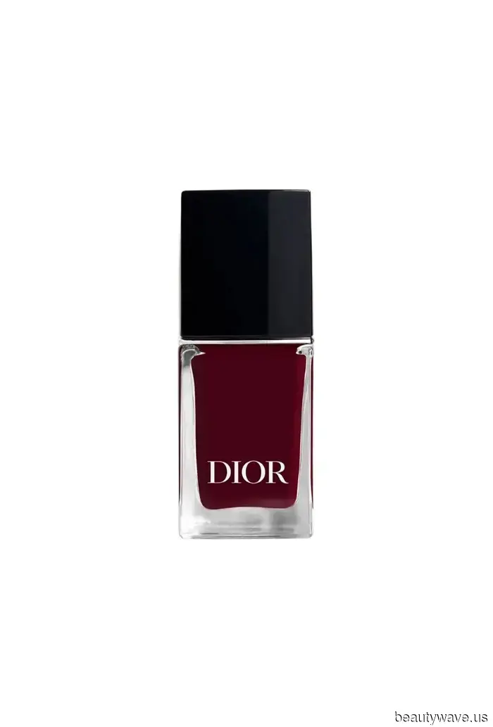 Las personas más elegantes ya están usando este color de uñas invernal imposible de clasificar.