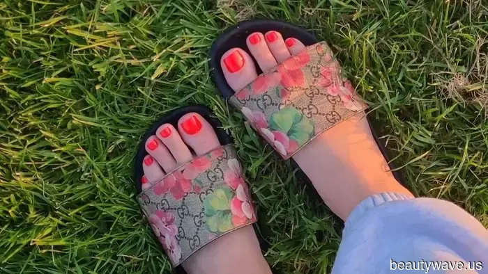 Hold the Red—It Girls Are Combining Black Sandals With This More Stylish, Bold Pedicure Color.