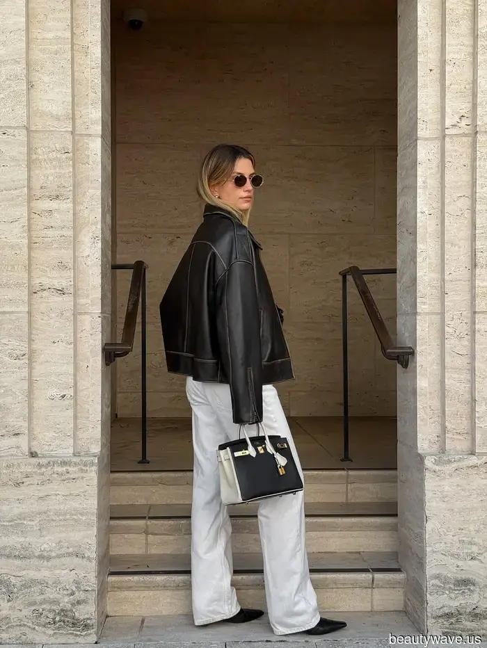 Si vas a usar jeans blancos este invierno, por favor, solo úsalos con estos zapatos y esta chaqueta.