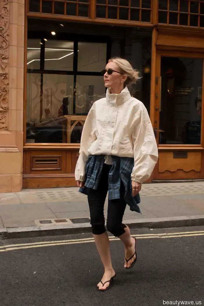 Forget about fleeces and hoodies—this is the must-have jacket for pairing with plain leggings.