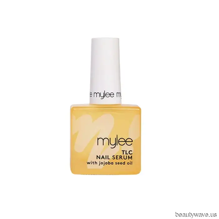 Due settimane dopo, e questo smalto per unghie perfettamente lattiginoso non si è ancora scheggiato.