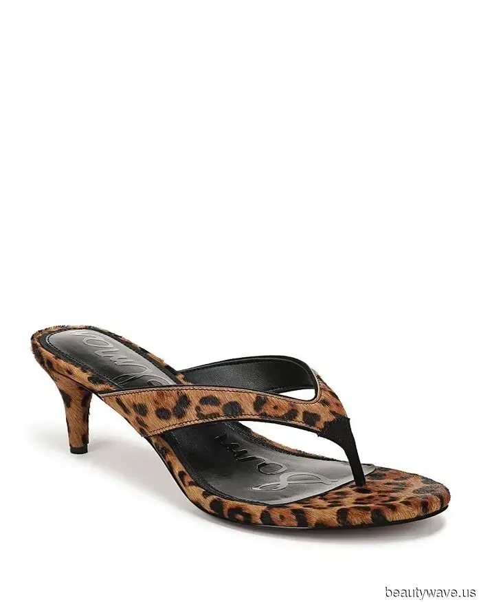 Sostén las Chanclas Negras&mdash;Usar este color de zapato con jeans de lavado oscuro te dará más cumplidos