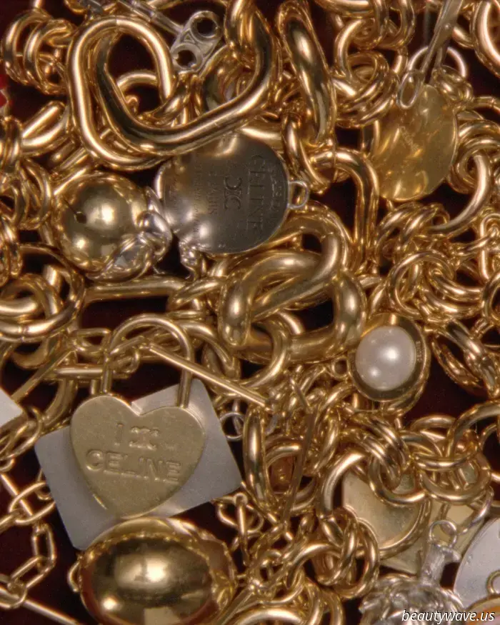 L'ultima uscita del 2026 di Celine è pura gioia, e gli accessori sono così divertenti.