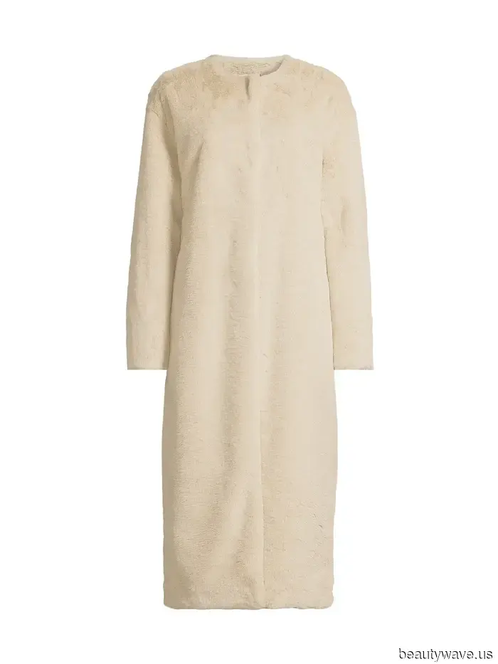 The Stylish Trend French Women Are Sporting With Their Jeans Through Spring