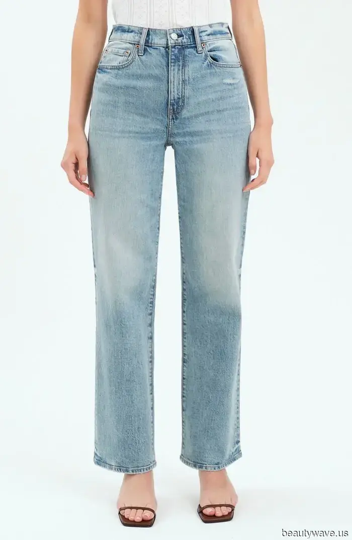 Ariana Grande has effortlessly made a seldom-seen winter jeans color look incredibly stylish.