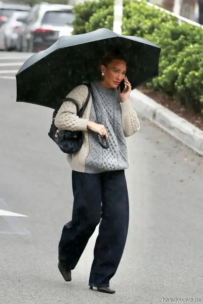 Hilary Duff kennt den klügsten Stiefeltrend, um ihn mit Barrel-Jeans zu kombinieren.