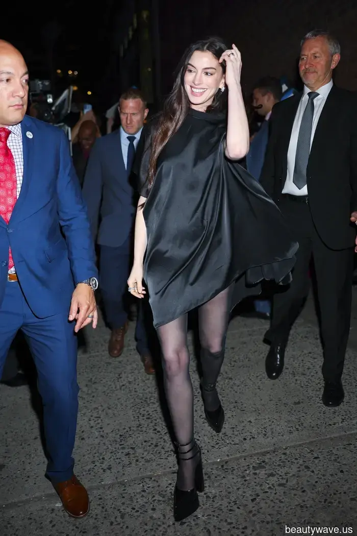 El vestuario de la gira de Anne Hathaway para El diablo viste de Prada 2 se centra en los momentos fuera de servicio.