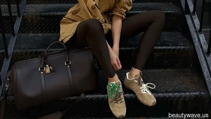 Scambiare i tuoi leggings neri con questa tendenza di colore più sofisticata è così 2026