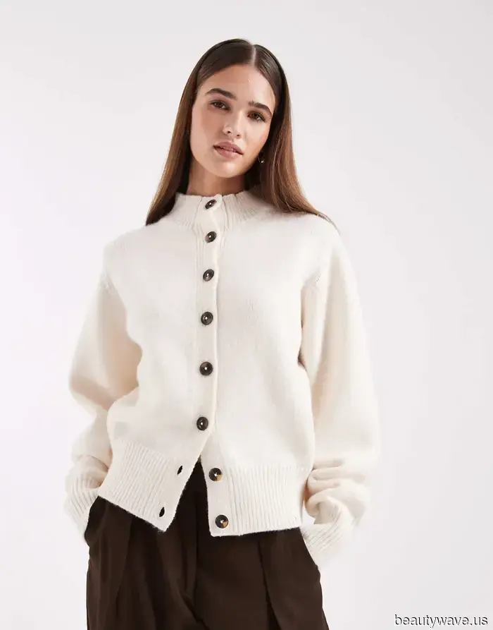 Dieser elegante High-Street-Cardigan war letztes Jahr mehrfach ausverkauft&mdash;jetzt ist er in einem noch schickeren Farbton zurück.