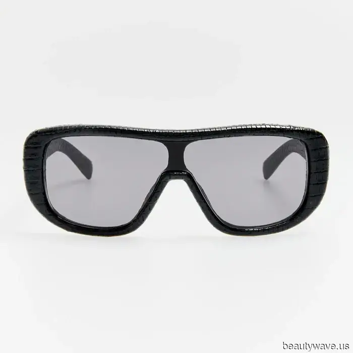 No, not flats: This spring 2026, it girls are currently pairing this shoe trend with jeans.