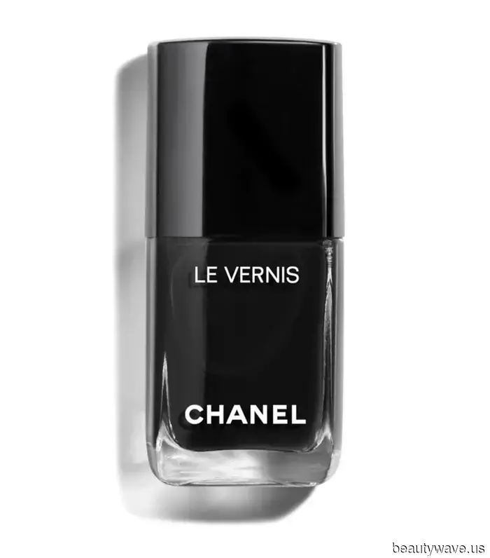 Algunos colores de uñas de otoño se sienten cansados, así que estoy eligiendo una de estas 4 alternativas atemporales para mi próxima manicura.