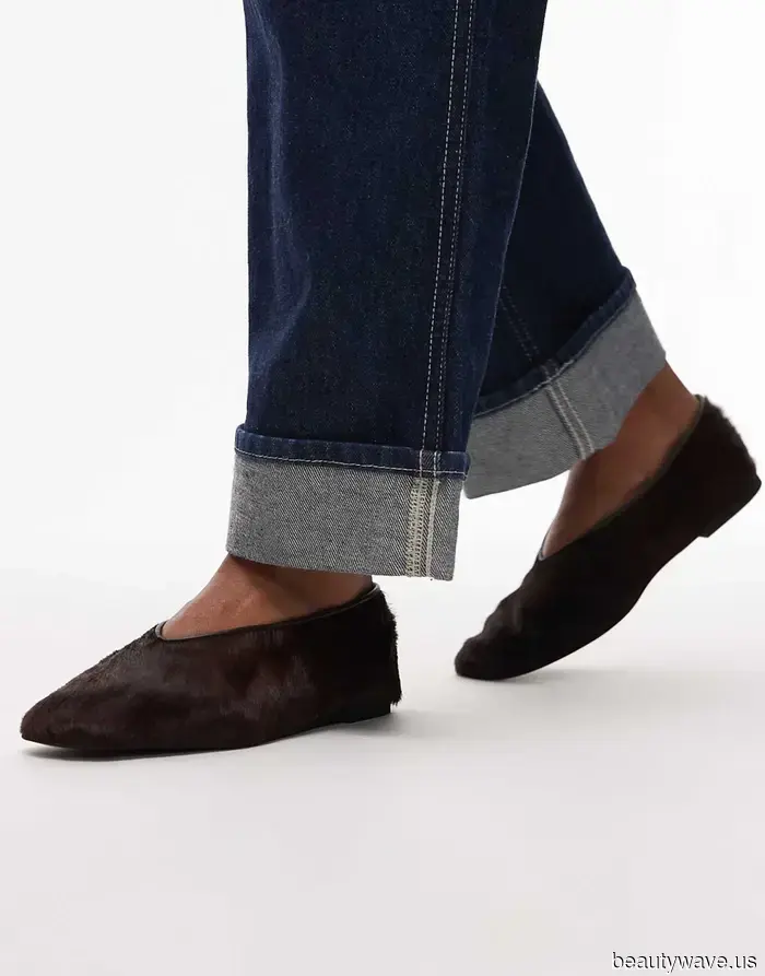 Más Fresco Que el Cuero, Más Acogedor Que el Ante&mdash;Esta Es la Tendencia de Zapatos Divisiva Que la Gente de Moda Está Usando Ahora Mismo