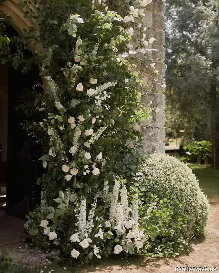 This stunning bride donned a Vera Wang gown and Manolo Blahnik shoes for her sophisticated, timeless countryside wedding.