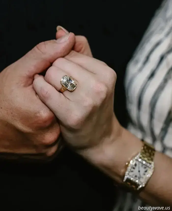 Taylor Swift si è fidanzata indossando questo orologio da 17.000 dollari con dozzine di diamanti — guardalo da vicino