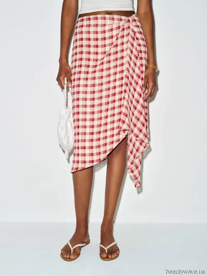 It's a Fact: Women in Paris and Los Angeles are all sporting this understated date-night ensemble.