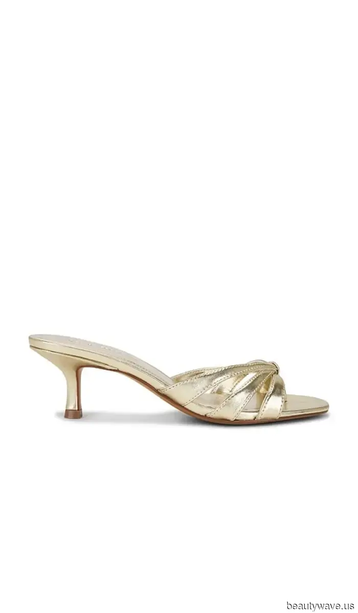 В Стамбуле Дж.Lo надела комплект в тон с трендом цвета обуви, который гарантированно сделает наряды выглядящими богато.