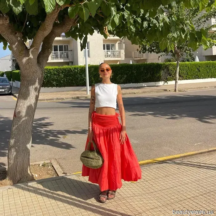 Step Aside, Black — This Is the Skirt Color You Should Wear to Get Compliments When You’re Out and About.