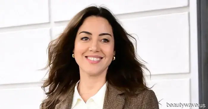 Si vives en NYC, *deberías* saber que la forma más elegante de llevar una minifalda y medias en otoño es con este elegante…