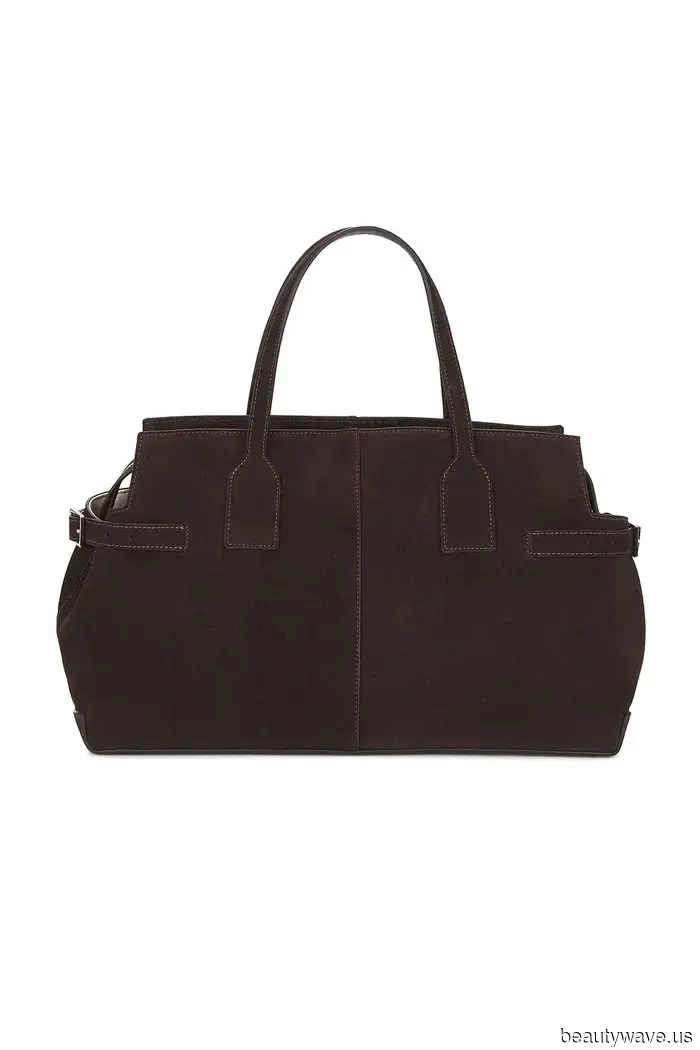 "Странный", но продвинутый способ, которым модные люди стилизуют свои свитера на осень 2025 года